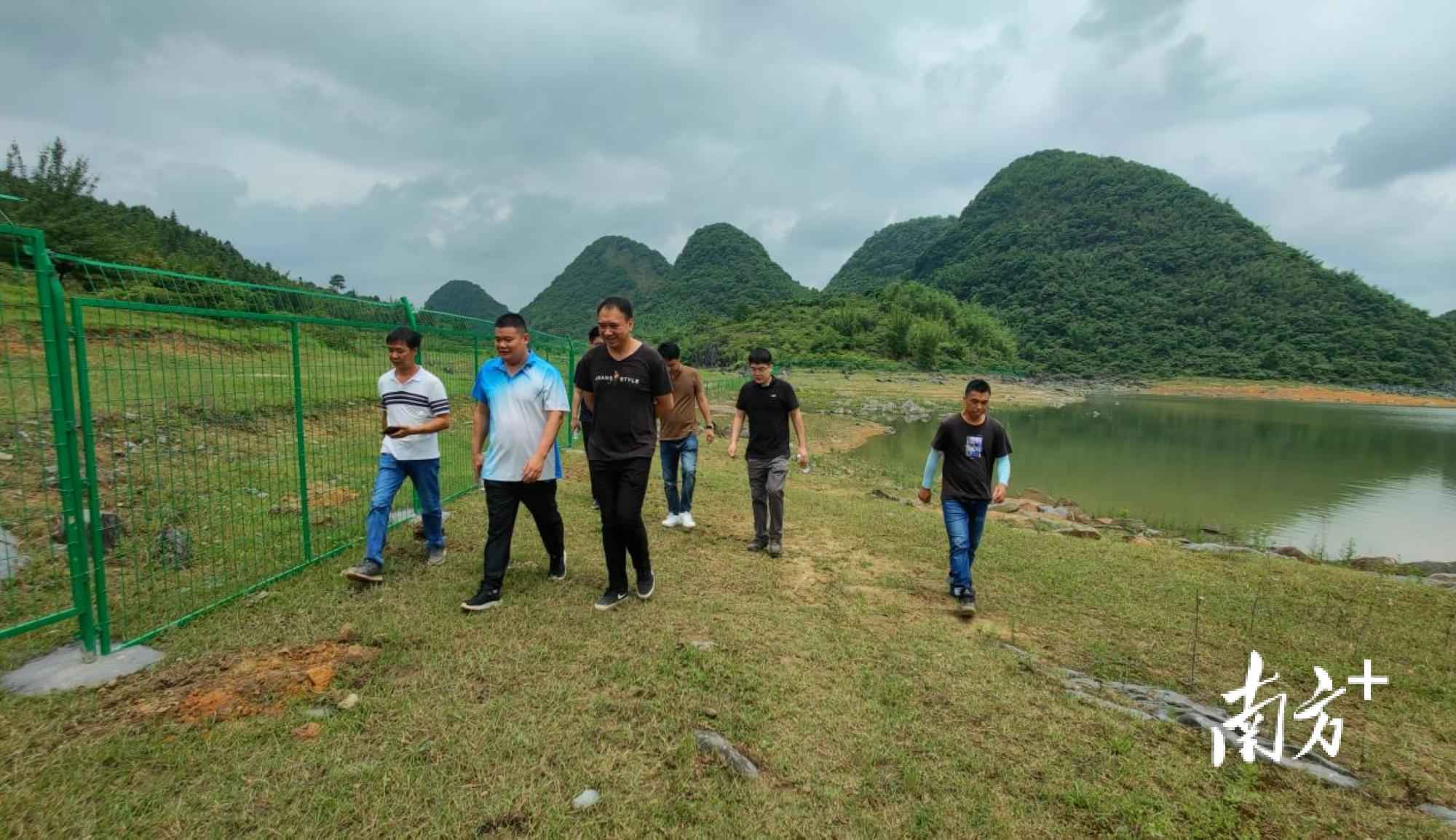 清远热浸塑涂塑钢管批发：阳山江英合力织牢沙坝水库保护网