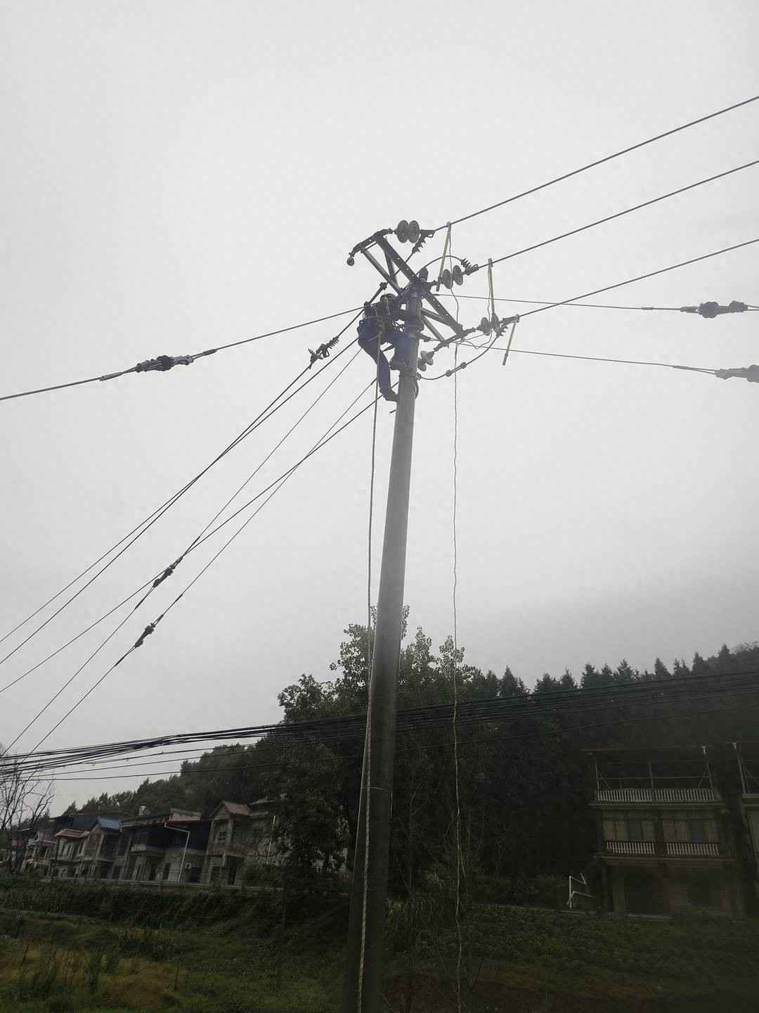 600电力管 600公斤变压器雨中运抵 德阳电力人员冒雨抢修保供电 600电力管 600公斤变压器雨中运抵 德阳电力人员冒雨抢修保供电