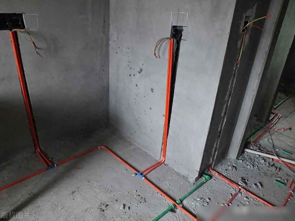 安装电力管家装改水电，电线管在水管下面，可以吗？有危险吗？怎么处理？