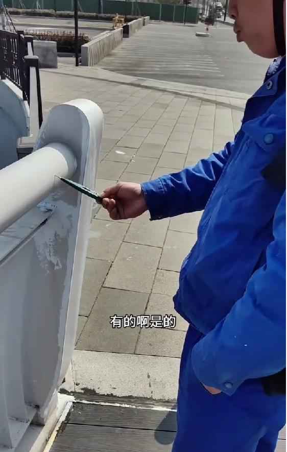 电力管穿桥：“世界最大单跨钢梁门式刚构桥”栏杆带电？当地供电局回应