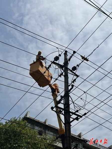 电力管排污管：老旧小区排水管紧邻高压线，“电力医生”为线路“精准手术”