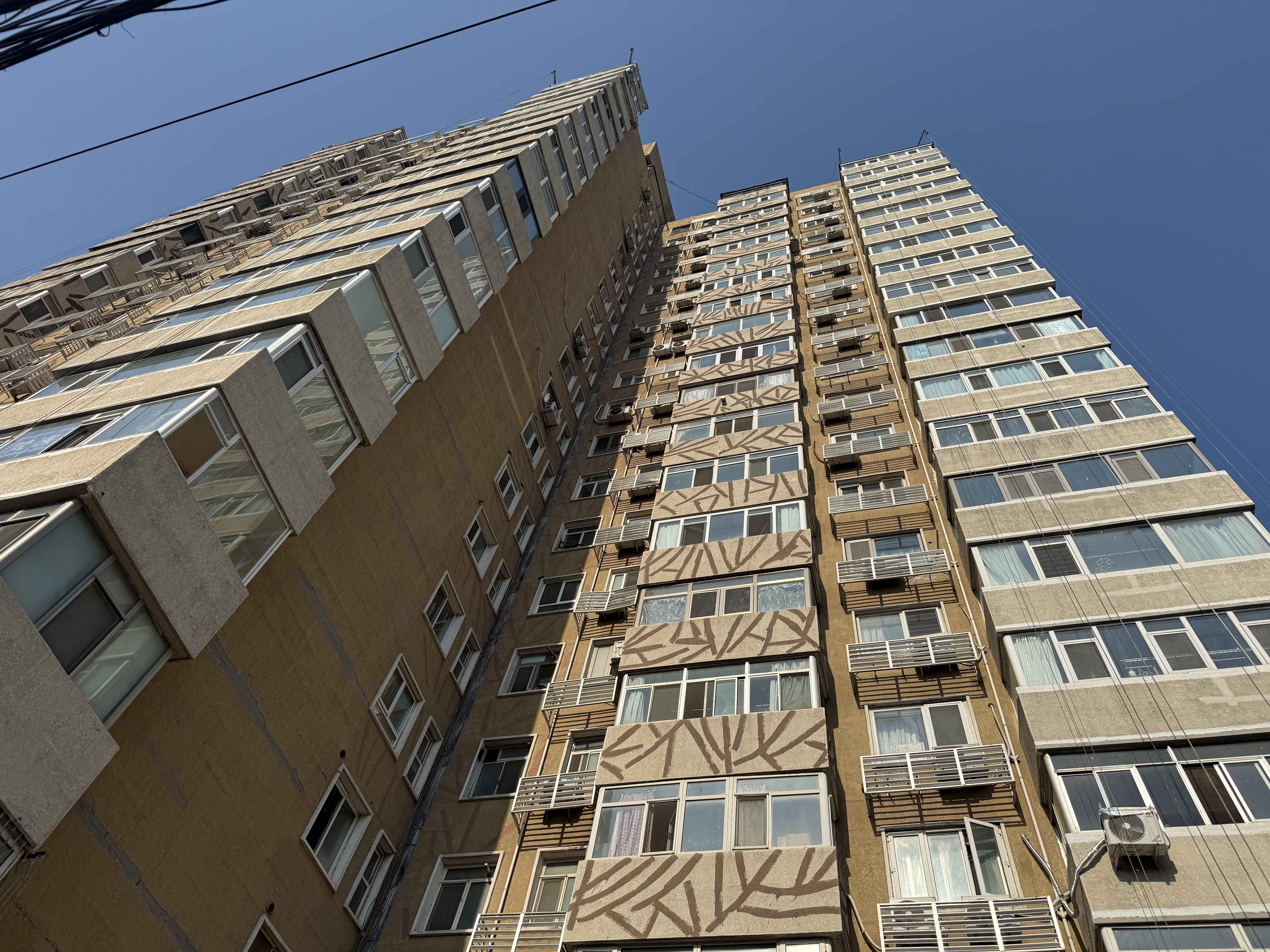 16孔电力排管 四环边这栋“补丁大楼”挺吓人，物业：明年改造丨有事儿@新京报