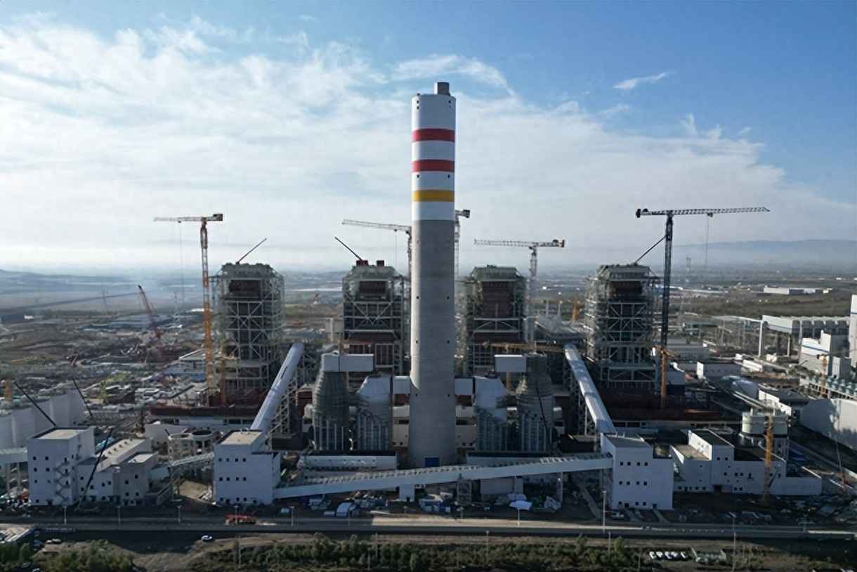 全国首创悬挂式四管集束烟囱首个钢内筒就位