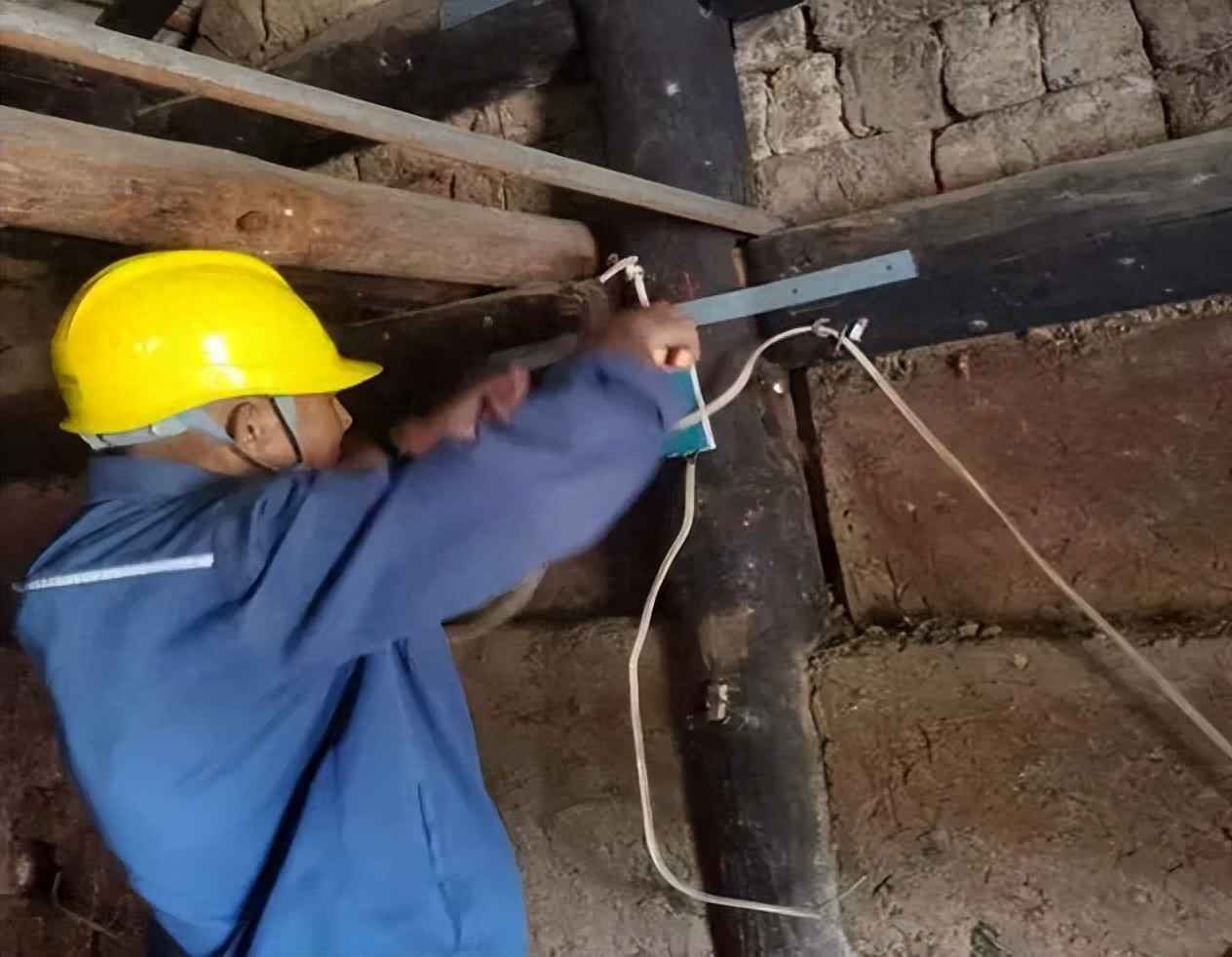 【我为群众办实事】甸阳供电所免费改造老旧线路赢点赞！