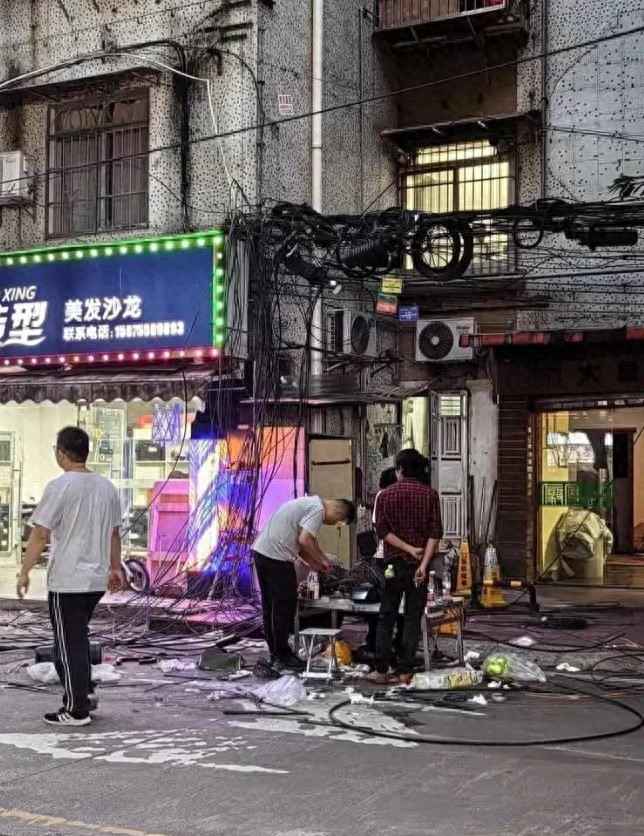 广州业主投诉“乱拉电线”无果,花2000块剪断整片小区电缆线 广州业主投诉“乱拉电线”无果,花2000块剪断整片小区电缆线
