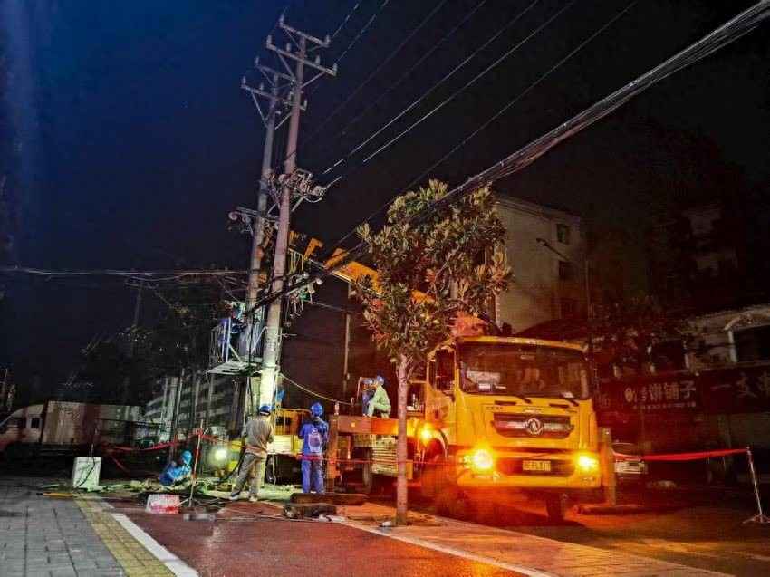 每1度的酷夏守护 宜城供电:深夜抢修暖民心 每1度的酷夏守护 宜城供电:深夜抢修暖民心