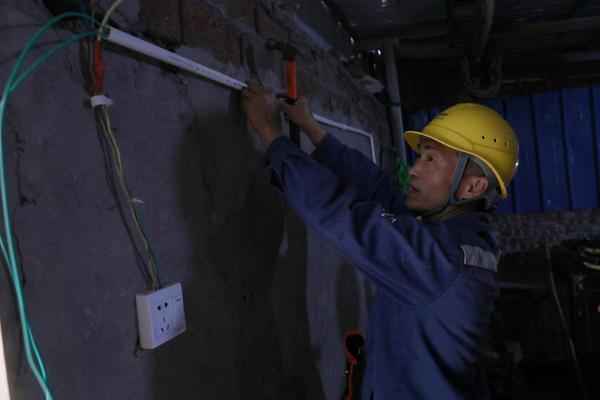 广安区供电所：贴心安全用电服务温暖偏远乡村空巢老人