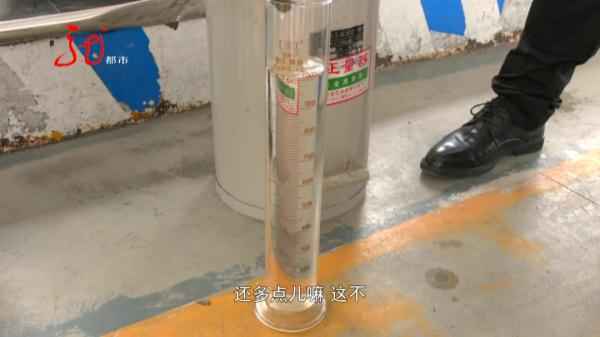 哈尔滨车主加油奇遇：52升油箱竟加出62升油，真相何在？