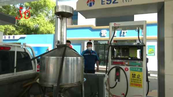 哈尔滨车主加油奇遇：52升油箱竟加出62升油，真相何在？